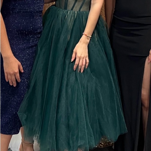 Elegant Dark Green Tulle Gown - Picture 4 of 4